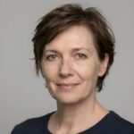 Портрет уверенного бизнесмена компании Нео Магнитс на нейтральном фоне в студийном освещении